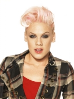 Pink pieķerta paparaci fotoobjektīvos (FOTO)