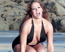 Meraija Kerija bikini parādījusi savu apaļīgo augumu (paparaci FOTO)