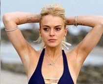 Lindsija Lohana bikini parādījusi savas šausmīgās rētas FOTO