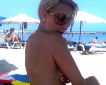 "Jaunā viļņa" zvaigzne Ļera Kudrjavceva pieķerta kaila sauļojoties TOPLESS FOTO