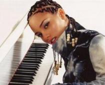 Alicia Keys peldkostīmā
