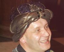Atis SLAKTERIS jubileju svin ar vēderdejotājām un šautenēm