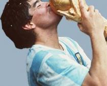 Piedzēries Djēgo Maradona apčurājis svešu „Mercedes” (FOTO)