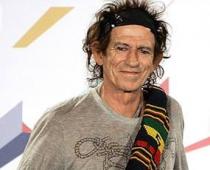 „Rolling Stones” ģitārists šņauc tēva pīšļus