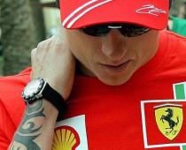 Kimi Raikonens demonstrē savu jauno tatoo