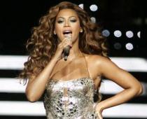 Beyonce koncerta laikā nokritusi pa kāpnēm