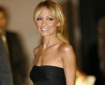 Nikola Ričija izrāda savu grūtnieces vēderu bikini