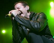 Grupas "Linkin Park" solists koncerta laikā salauž roku