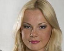 Blondīne Laura Kosīte trako ar BMW