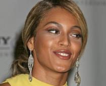 Beyonces pirkstā manīts liels briljanta saderināšanās gredzens