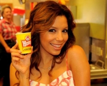 Eva Longoria pastrādājusi ātrās ēdināšanas restorānā FOTOREPORTĀŽA