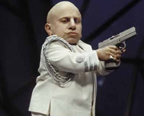 Internetā parādījies filmas "Ostins Pauers" zvaigznes Mini-Me mājas SEKSA VIDEO