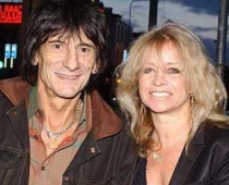 Rolling Stones ģitārists pametis sievu 18gadīgas oficiantes dēļ
