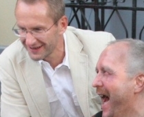 Veselības ministrs Eglītis pārtop par bomzi un ubago uz ielas (foto)