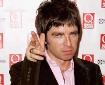 Fans uzbrūk "Oasis" ģitāristam Noelam Galaheram PAPILDINĀTS AR VIDEO