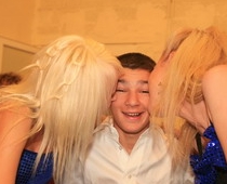 Dzintaru Čīču aizkulisēs meitenes "gāž apkārt" ar saviem skūpstiem... (foto)