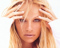 Pamela Andersone kaila apsveikusi Playboy dibinātāju