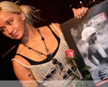 Puskaila AISHA rotās kalendāra vāku (FOTO)