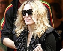 Paparaci atkal pieķēruši Madonnu ar viņas jauno mīļāko - 22g.v. modeli