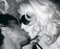Madonna ar 22g.v. mīļāko pozējusi žurnāla „W” marta numuram