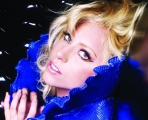 Lady GaGa pieķerta pludmalē maigojoties ar draugu FOTOREPORTĀŽA