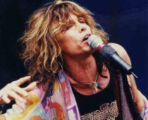 «Aerosmith» solista Stīvena Tailera neveiksmīgais kritiens no skatuves (VIDEO)