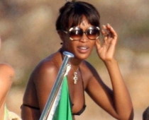 Naomi Kempbela bikini FOTOREPORTĀŽA