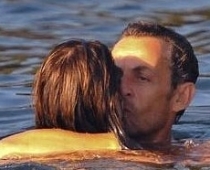 Nikolā Sarkozī un Karla Bruni nekautrējas no skūpstiem pludmalē FOTOREPORTĀŽA