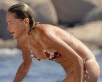 50 gadīgā Šārona Stouna bikini (paparaci FOTOREPORTĀŽA)