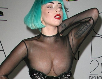 Lady GaGa NIPPLE SLIP (FOTO)