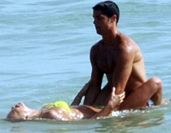 Kristiano Ronaldo pludmalē sarīko orģijas FOTO