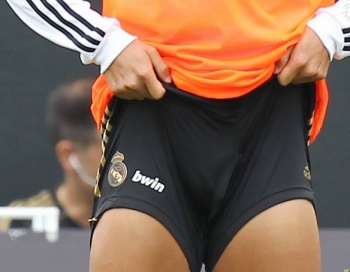 Kristiano Ronaldo atrādījis seksīgās un epilētās kājas (FOTO)