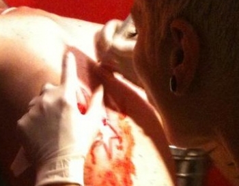 Latvijā tetovējumu var iegūt ar skalpeļa palīdzību (šokējoši FOTO)