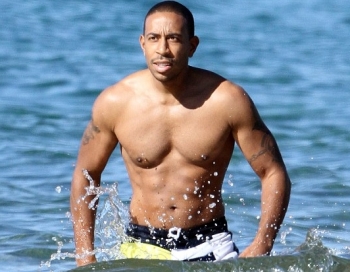 Ludacris pludmalē ar seksīgo draudzeni FOTO