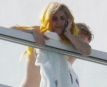 Lady GaGa puskaila gozējusies uz balkona (paparaci FOTO)