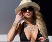 Lindsija Lohana ar draugiem un māsu atpūtusies uz jahtas (bikini FOTO)