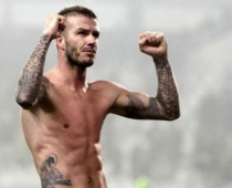 Deivids Bekhems izģērbies futbola laukumā FOTO