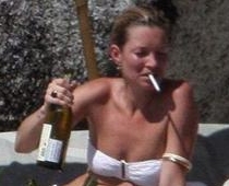 Keita Mosa TOPLESS un Naomi Kempbela bikini kopā pavadījušas brīvdienas