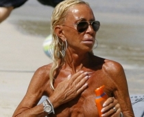 "Dzīvās mūmijas" - Donatellas Versačes šokējošās TOPLESS fotogrāfijas