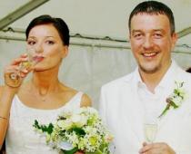 NAUMOVA noslēgusi laulības līgumu
