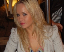 AISHA sabiedrībā iziet ar jauno draugu (FOTO)
