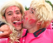 Lauris Reiniks iepatīkas gejiem no Beļģijas un ļaujas nerātnībām - FOTO