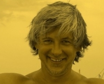 54 gadus vecais Valters izrāda savu torsu (FOTO)