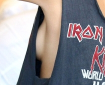 Mailijas Sairusas interesantā T-kreklu izvēle (FOTO)