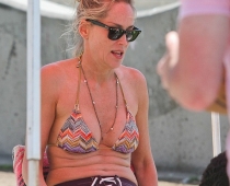 Šārona Stouna bikini parādījusi savas "riepiņas" FOTO