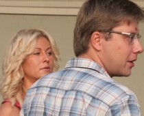 N. Ušakovs joprojām krāpj sievu ar savu blondo padomnieci?  –  FOTO