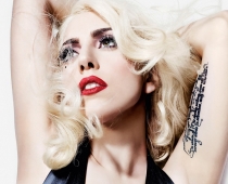 Lady Gaga uz skatuves saplīsušas bikses FOTO