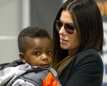 Sandra Buloka ar 3 gadus veco dēlu Ņujorkas lidostā FOTO