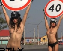 VIDEO: Sievietes kailām krūtīm cenšas apturēt satiksmi 18+