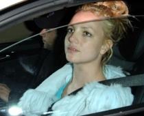 Britnija Spīrsa uzbraukusi paparaci uz kājas